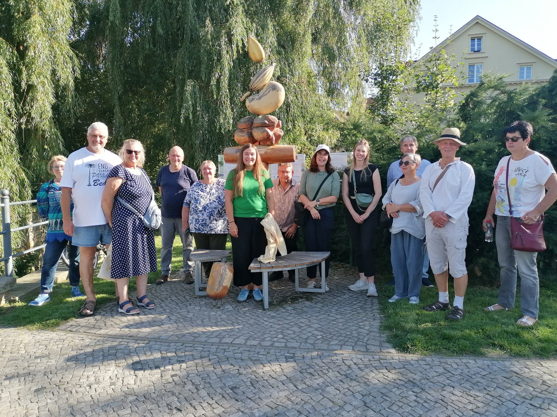 Am Startpunkt des Quedlinburger Züchterpfades an der Zentralinsel Personengruppe vor Skulptur
