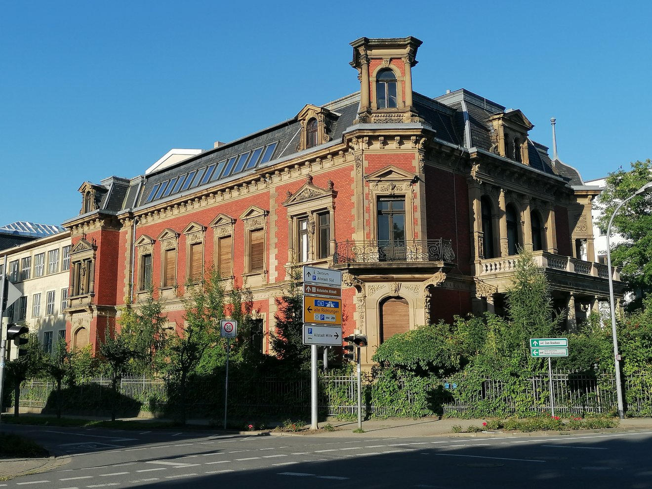 Haus an Stara&szlig;enkreuzung