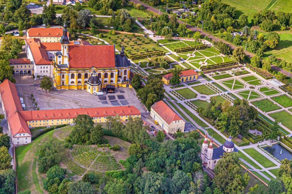 Luftbild vom Kloster Neuzelle und dem Klostergarten
