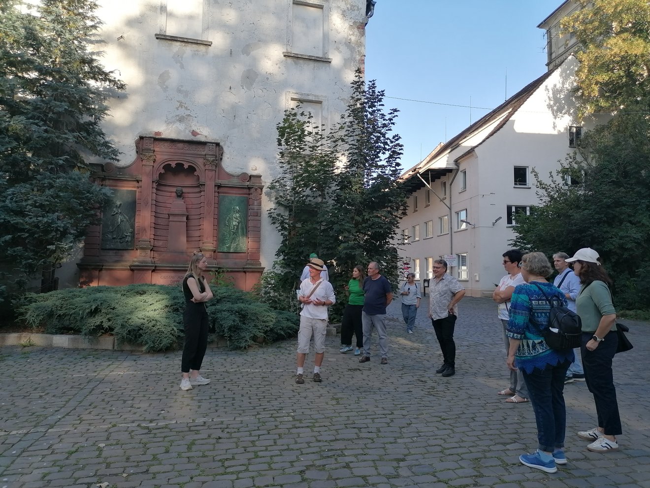 Personen auf einem Platz