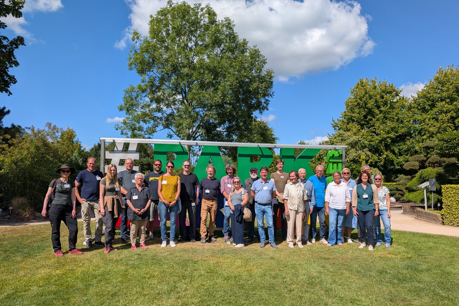 Menschengruppe vor dem Schriftzug Park der G&auml;rten