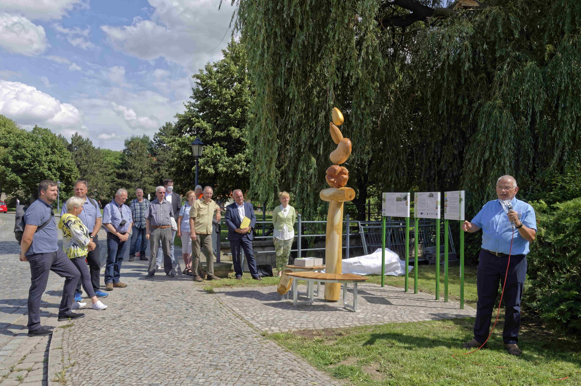Einweihung des Züchterpfads an der Zentralinsel mit Rolf Bielau, Quelle: Jürgen Meusel Menschengruppe vor Skulptur