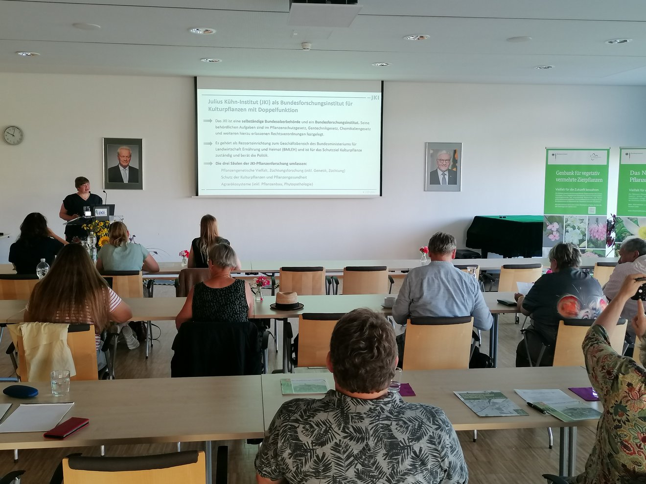 Blick auf die Leinwand mit Pr&auml;sentation
