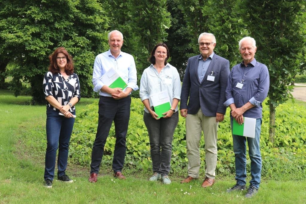 Menschengruppe auf der Wiese