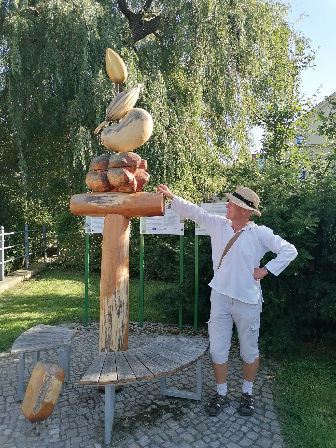 einzelne Person vor Skulptur