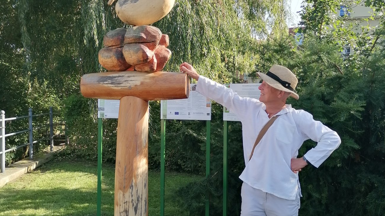 einzelne Person vor Skulptur